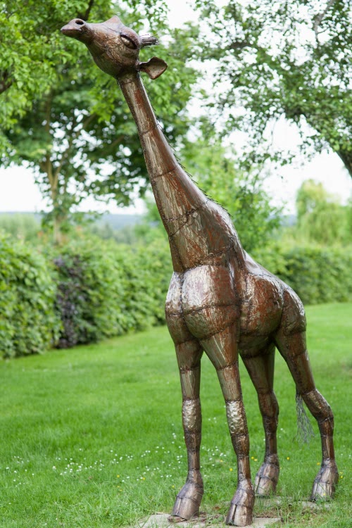 Eine lebensgroße Metallfigur einer Giraffe für Ihren Garten