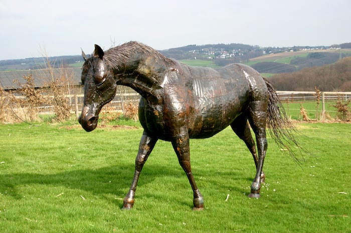 Pferd aus Metall Hengst maridadi art